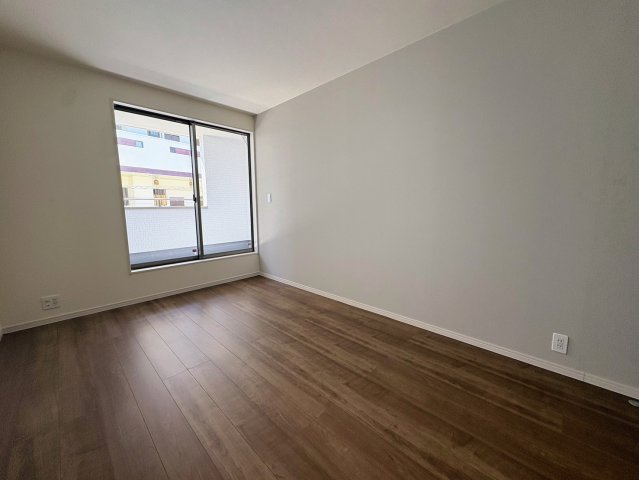 リーブルガーデン沖縄市南桃原・３号棟の洋室|二面採光の２階主寝室７帖①バルコニー出入口