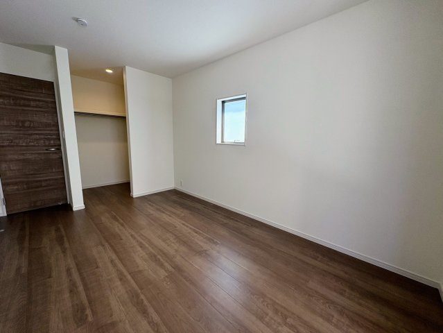 リーブルガーデン沖縄市南桃原・３号棟の洋室|２階主寝室７帖①ウォークインクローゼット付き