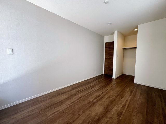 リーブルガーデン沖縄市南桃原・３号棟の洋室|２階主寝室７帖①ウォークインクローゼット付き