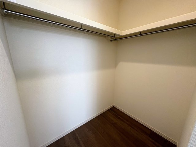 リーブルガーデン沖縄市南桃原・３号棟の収納|２階主寝室７帖①に設置された、季節物の入れ替えが楽々なウォークインクローゼット