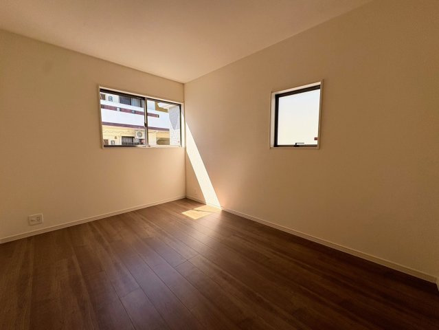 リーブルガーデン沖縄市南桃原・３号棟の洋室|二面採光の２階主寝室７帖②