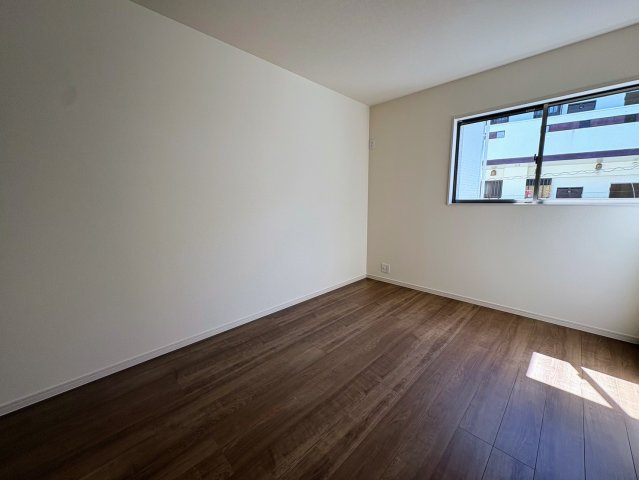 リーブルガーデン沖縄市南桃原・３号棟の洋室|二面採光の２階主寝室７帖②