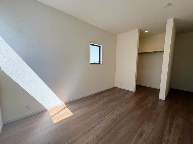 リーブルガーデン沖縄市南桃原・３号棟の洋室|二面採光の２階主寝室７帖②ウォークインクローゼット