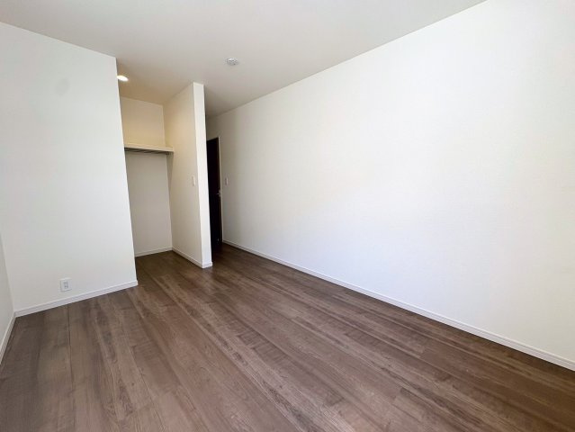 リーブルガーデン沖縄市南桃原・３号棟の洋室|２階主寝室７帖②ウォークインクローゼット