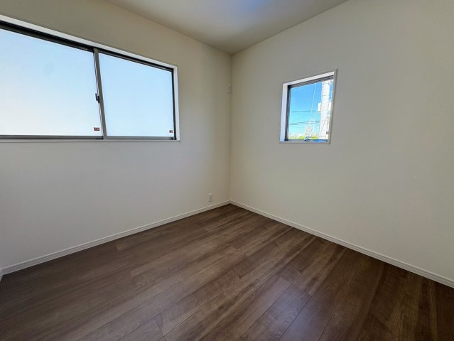 リーブルガーデン沖縄市南桃原・３号棟の洋室|二面採光の２階洋室4.5帖