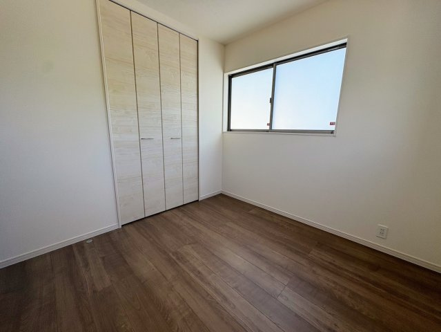 リーブルガーデン沖縄市南桃原・３号棟の洋室|二面採光の２階洋室4.5帖・クローゼット収納付き