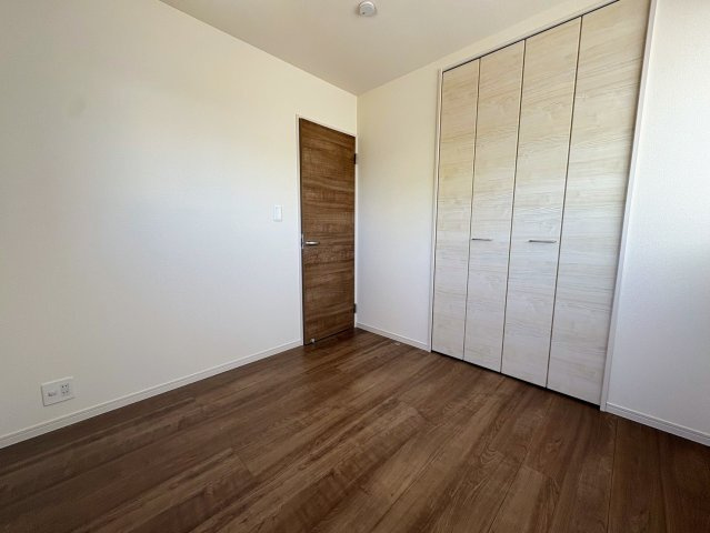 リーブルガーデン沖縄市南桃原・３号棟の洋室|２階洋室4.5帖・クローゼット収納付き