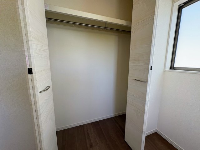 リーブルガーデン沖縄市南桃原・３号棟の収納|２階洋室4.5帖に設置されたクローゼット収納