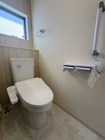 リーブルガーデン沖縄市南桃原・３号棟のトイレ|２階トイレ・換気窓＆手すり付き／温水洗浄便座