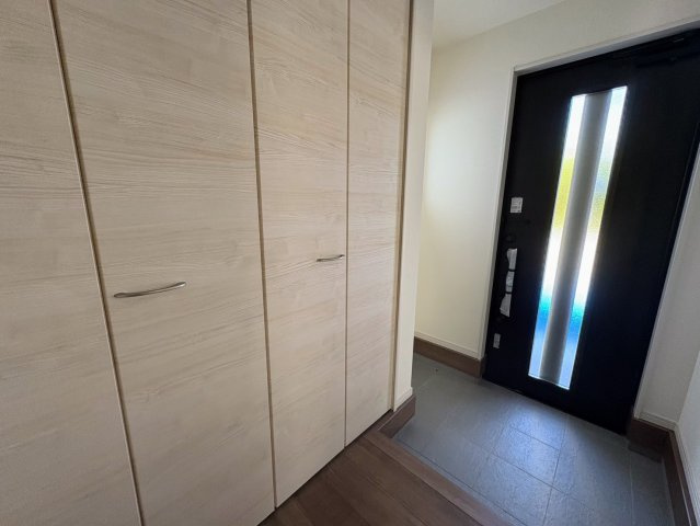 リーブルガーデン沖縄市南桃原・３号棟の玄関|可動式棚付きで大容量の天井高シューズクローゼット