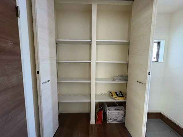 リーブルガーデン沖縄市南桃原・３号棟の収納|可動式棚付きで大容量の天井高シューズクローゼット