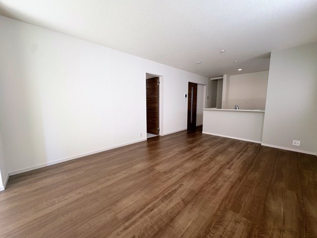 リーブルガーデン沖縄市南桃原・３号棟の洋室|明るく広々としたLDK16帖／カウンターキッチン