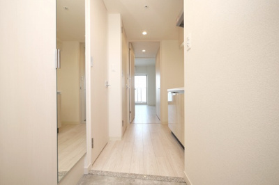 【玄関】 | アドバンス大阪フルーヴ | 収納もある玄関です