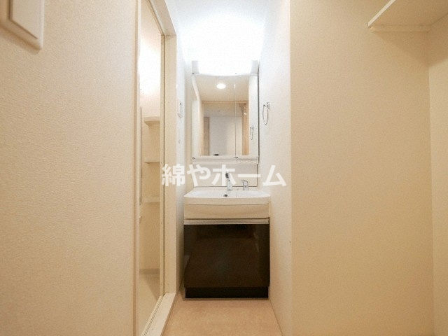 プレサンス玉造駅前ルージュの独立洗面台|独立洗面台、朝の身支度には欠かせません