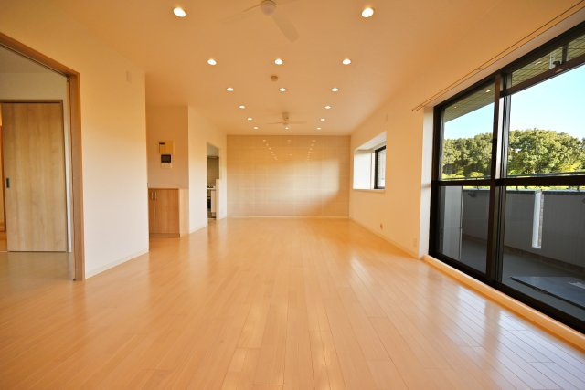 ジオ緑地公園一番館の居間・リビング|広い約18.2帖のリビングダイニングは家具の配置がしやすい形状になっており、実生活を始めた後のイメージがし易いのがいいですね。