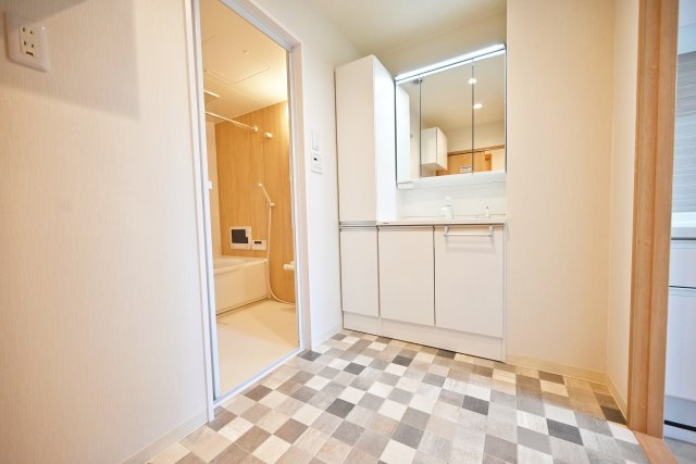 ジオ緑地公園一番館の独立洗面台|キッチンから直接いける洗面所には洗面化粧台と洗濯パンもあり、効率良く動ける家事動線がいいですね。