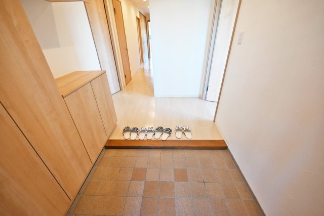 ジオ緑地公園一番館の玄関|外から玄関を撮影した内観写真です。お客様を迎える玄関だから常にきれいにしておきたいですね。