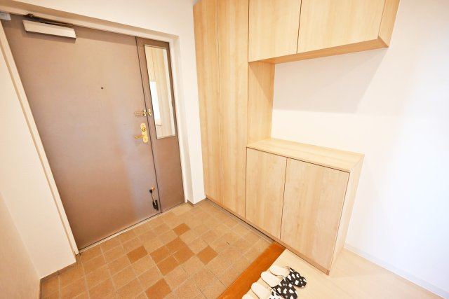 ジオ緑地公園一番館の玄関|玄関には天井まで届く収納スペースがあり、玄関周りをスッキリと片付け出来ます。