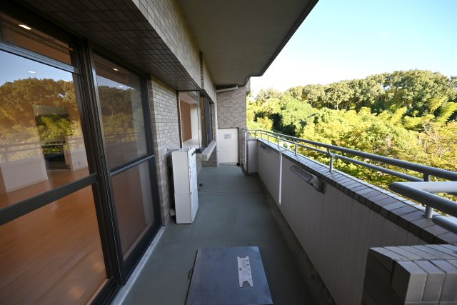 ジオ緑地公園一番館のバルコニー|十分な奥行のあるワイドタイプのバルコニーは、洗濯物を干すだけでなく休みの日にのんびり過ごすのもお勧めです。