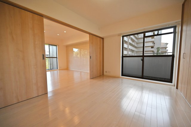 ジオ緑地公園一番館の洋室|-洋室約6帖-
来客時には隣のリビングと一体利用することで大空間が生まれます。