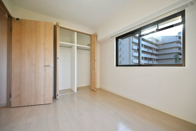 ジオ緑地公園一番館の洋室|-洋室約6.1帖-
こちらの部屋もバルコニーに面しており、２面採光の部屋となっています。