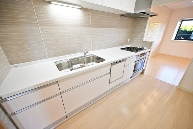 ジオ緑地公園一番館のキッチン|白を基調としたキッチンは清潔感にあふれ、ナチュラルカラーの床ともマッチします。