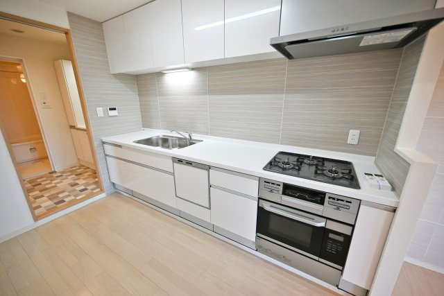 ジオ緑地公園一番館のキッチン|食洗機付システムキッチンは食事後の片づけも効率良く進みます。