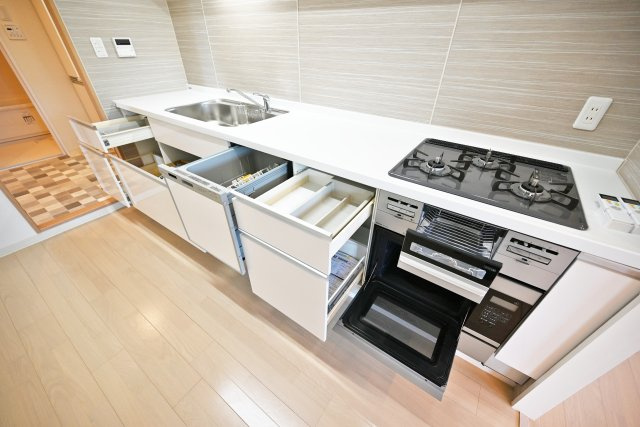 ジオ緑地公園一番館のキッチン|広いワークトップは料理の盛り付けもしやすく、キッチンの下には鍋などの大きな物も収納できるスペースが豊富です。