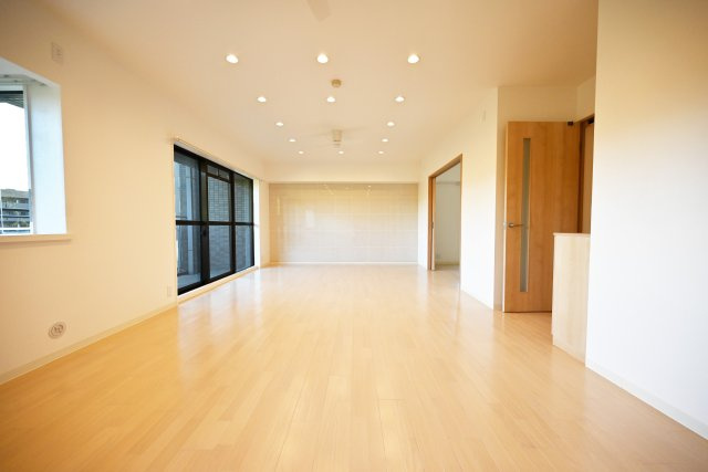 ジオ緑地公園一番館の居間・リビング|南側に大きく開けた窓から常に自然光が差し込む空間は家族みんなが集まるくつろぎ空間です。