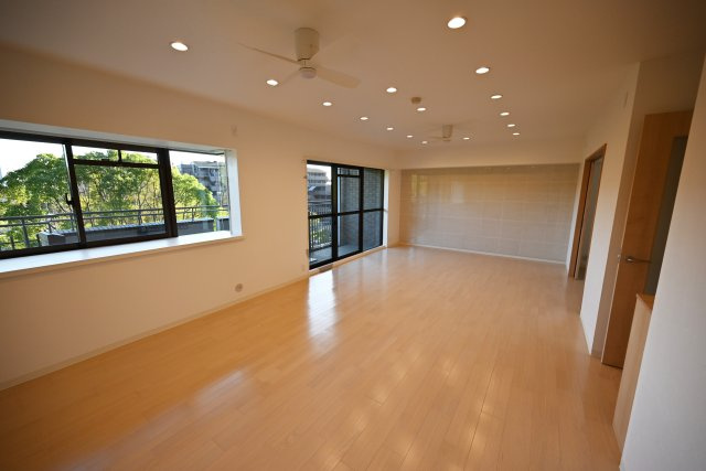 ジオ緑地公園一番館の居間・リビング|出窓は採光だけでなく、お気に入りのインテリアを飾ったりしてリビングを彩ることができます。