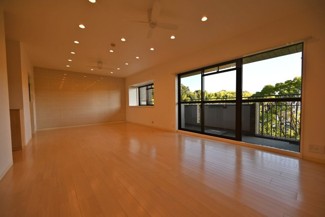 ジオ緑地公園一番館の居間・リビング|ダウンライトにアクセントクロスが居心地の良い空間を作ってくれます。