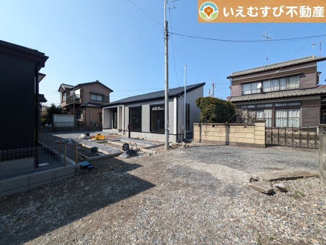 GRAFARE　行田市矢場の前面道路含む現地写真|充分な広さの4ｍ前面道路
間口が広くお車の出し入れも問題なく行えるスペースが確保されています♪