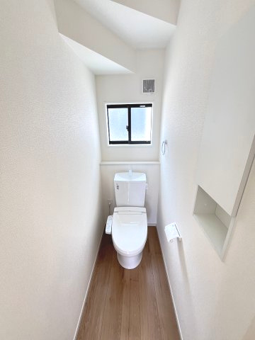 【内装】 | 春日市天神山4丁目1期　1号棟（全1棟）【仲介手数料無料・0円】 | 施工例。1階のトイレです。施工例は完成時と異なる場合があります。