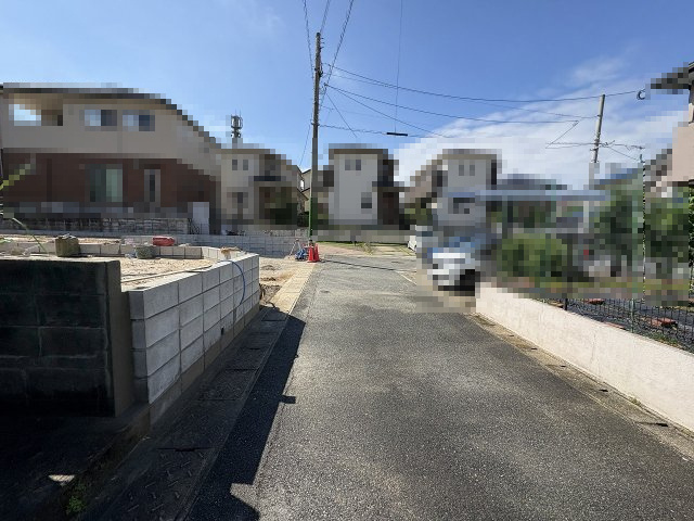 【その他】 | 春日市天神山4丁目1期　1号棟（全1棟）【仲介手数料無料・0円】 | 現地写真。前面道路です。