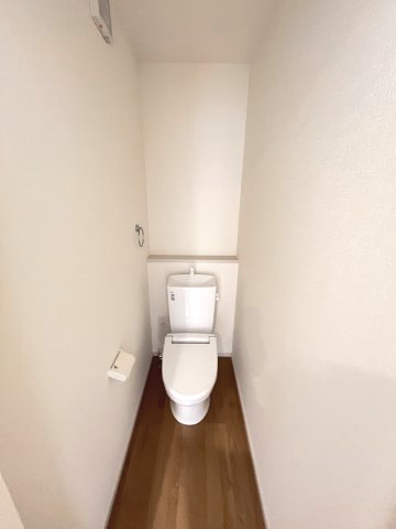 【内装】 | 春日市天神山4丁目1期　1号棟（全1棟）【仲介手数料無料・0円】 | 施工例。2階にもトイレです。施工例は完成時と異なる場合があります。