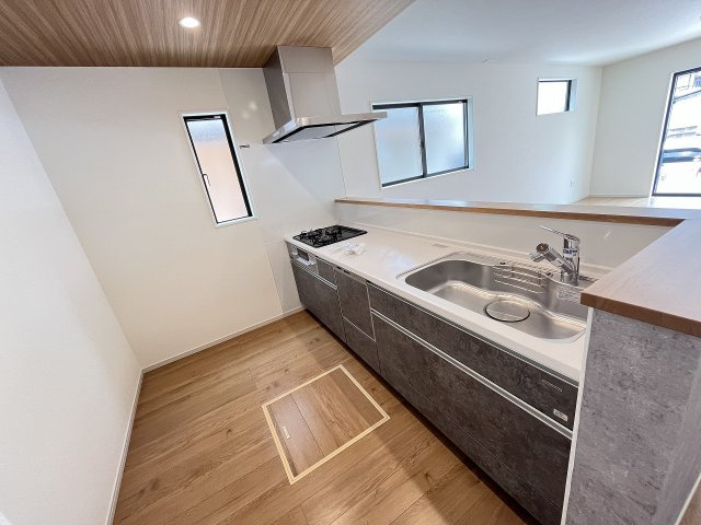 【キッチン】 | 春日市天神山4丁目1期　1号棟（全1棟）【仲介手数料無料・0円】 | 施工例。施工例は完成時と異なる場合があります。
