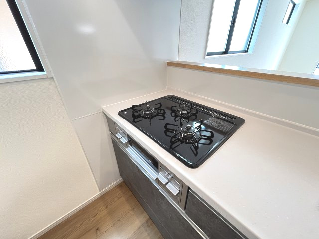 【キッチン】 | 春日市天神山4丁目1期　1号棟（全1棟）【仲介手数料無料・0円】 | 施工例。施工例は完成時と異なる場合があります。