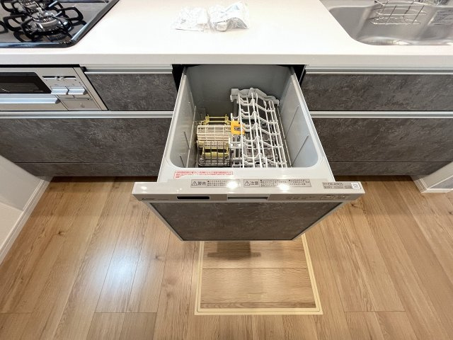 【キッチン】 | 春日市天神山4丁目1期　1号棟（全1棟）【仲介手数料無料・0円】 | 施工例。施工例は完成時と異なる場合があります。