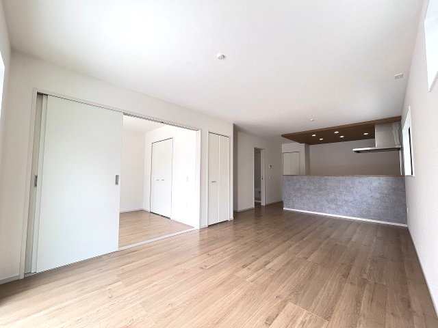 【内装】 | 春日市天神山4丁目1期　1号棟（全1棟）【仲介手数料無料・0円】 | 施工例。リビングです。施工例は完成時と異なる場合があります。