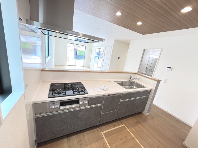 【キッチン】 | 春日市天神山4丁目1期　1号棟（全1棟）【仲介手数料無料・0円】 | 施工例。施工例は完成時と異なる場合があります。