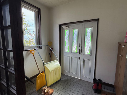 網走市向陽ヶ丘３丁目１０　共同住宅の玄関