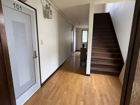 網走市向陽ヶ丘３丁目１０　共同住宅の玄関