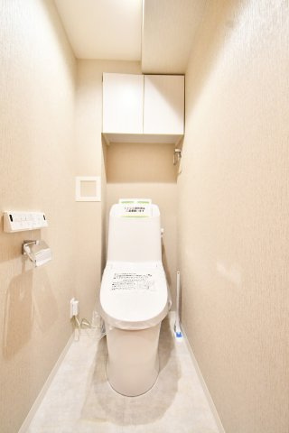 パーク上尾弐番館のトイレ|清潔感のあるトイレ☆彡吊戸棚がついておりますので備品補充も楽々行えます♪つっぱり棒で生活感を隠せる為、掃除用具をしまうのもおすすめ(^^)/ペーパーホルダー２個付きなのが、さりげないポイントです☆