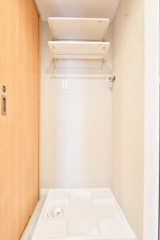 パーク上尾弐番館のランドリースペース|ランドリースペース：上には棚もついている為、タオルを置いたり洗剤や柔軟剤置き場に便利です。洗剤を床に置かなくて済むため、特に小さなお子様が居る家庭では『誤飲対策』、お掃除も楽々行えます(^^)