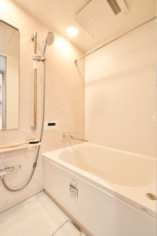 パーク上尾弐番館の浴室|白基調の明るい雰囲気の浴室です☆彡浴室乾燥機もついておりますので、日曜日の夜に出される体操着や給食着、雨の日のお洗濯も困りません！暖房機能もついているので、寒い日のお風呂も気持ち良くは入れますね♪