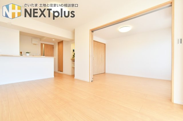 パーク上尾弐番館の居間・リビング|LDK11.2帖：続き間を開けると隣の洋室5.9帖と合わせて17帖越えのビックリビングになります。親族が来たときにも皆様で広々とおくつろぎいただけます（●＾o＾●）