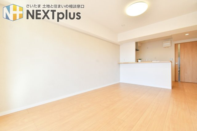 パーク上尾弐番館の居間・リビング|11.2帖LDK：カウンターキッチンはお料理中もご家族と会話をより楽しめます☆洗練されたデザインは、ご家族での毎日の食事や、ゲストを招いてのパーティーがより楽しくなります☆