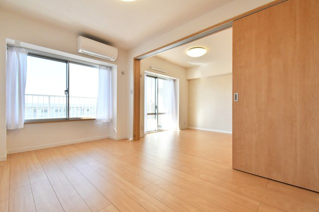 パーク上尾弐番館の洋室|洋室①　5.9帖：西向きの洋室ですので、夕方まで陽が射し込み明るいお部屋です♪クローゼットも大きいのでご家族の洋服もたくさん収納する事ができます。