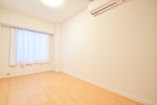 パーク上尾弐番館の洋室|洋室②　5.0帖：窓の先は玄関ポーチですので、隣人が前を通る事もなく安心です♪ベッドやデスクも置く事ができますので、お子様部屋におすすめです。クローゼットもついておりますので、自分で整理整頓出来ます♪