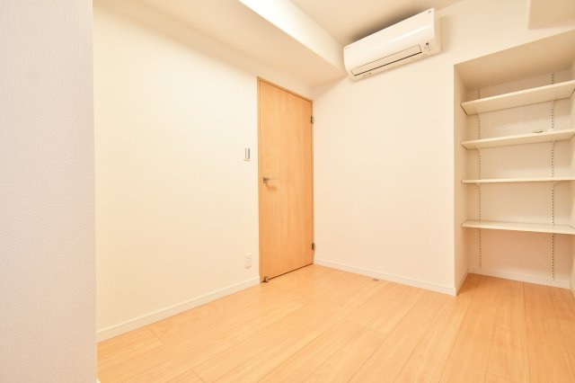 パーク上尾弐番館の洋室|洋室③　3.7帖：リモート部屋や趣味部屋におすすめです！東向きのバルコニーに出る事ができますので、お仕事のリフレッシュにもなります。また、棚が備え付けられておりますので、フィギアを飾る事も◎！